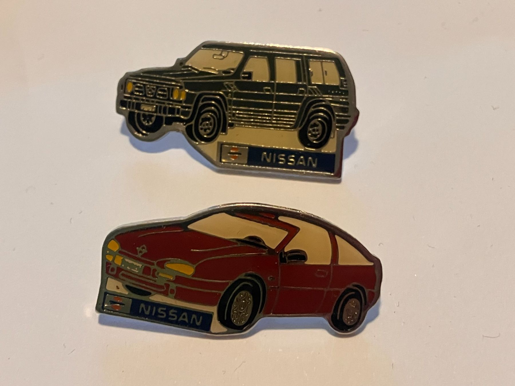 Placchette & Badge: 2 Pin Nissan – Usato da Basel venduto da djwwpp