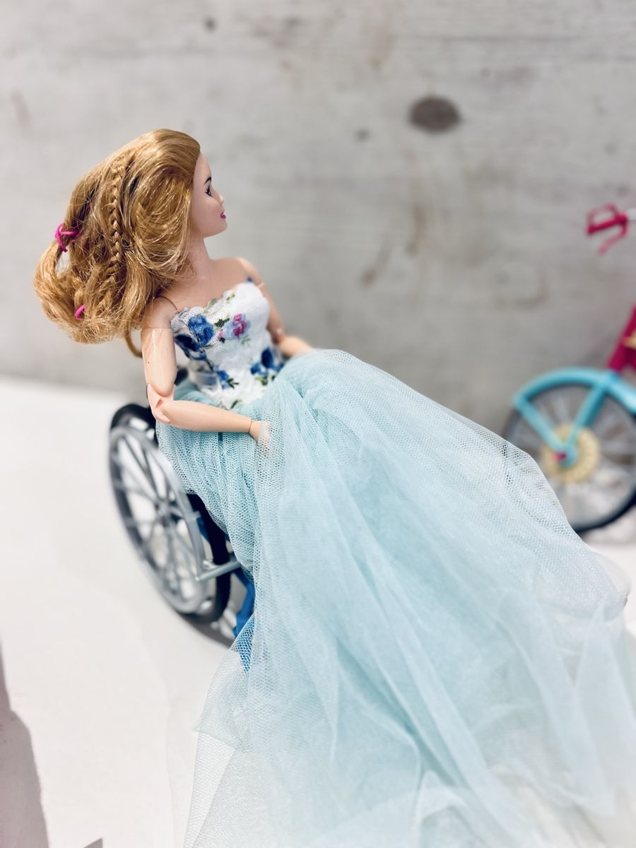 Spielzeuge: Barbie Set, Cabriolet und Wohnzimmer, Kleider – Gebraucht aus Küsnacht ZH von Studjus 4