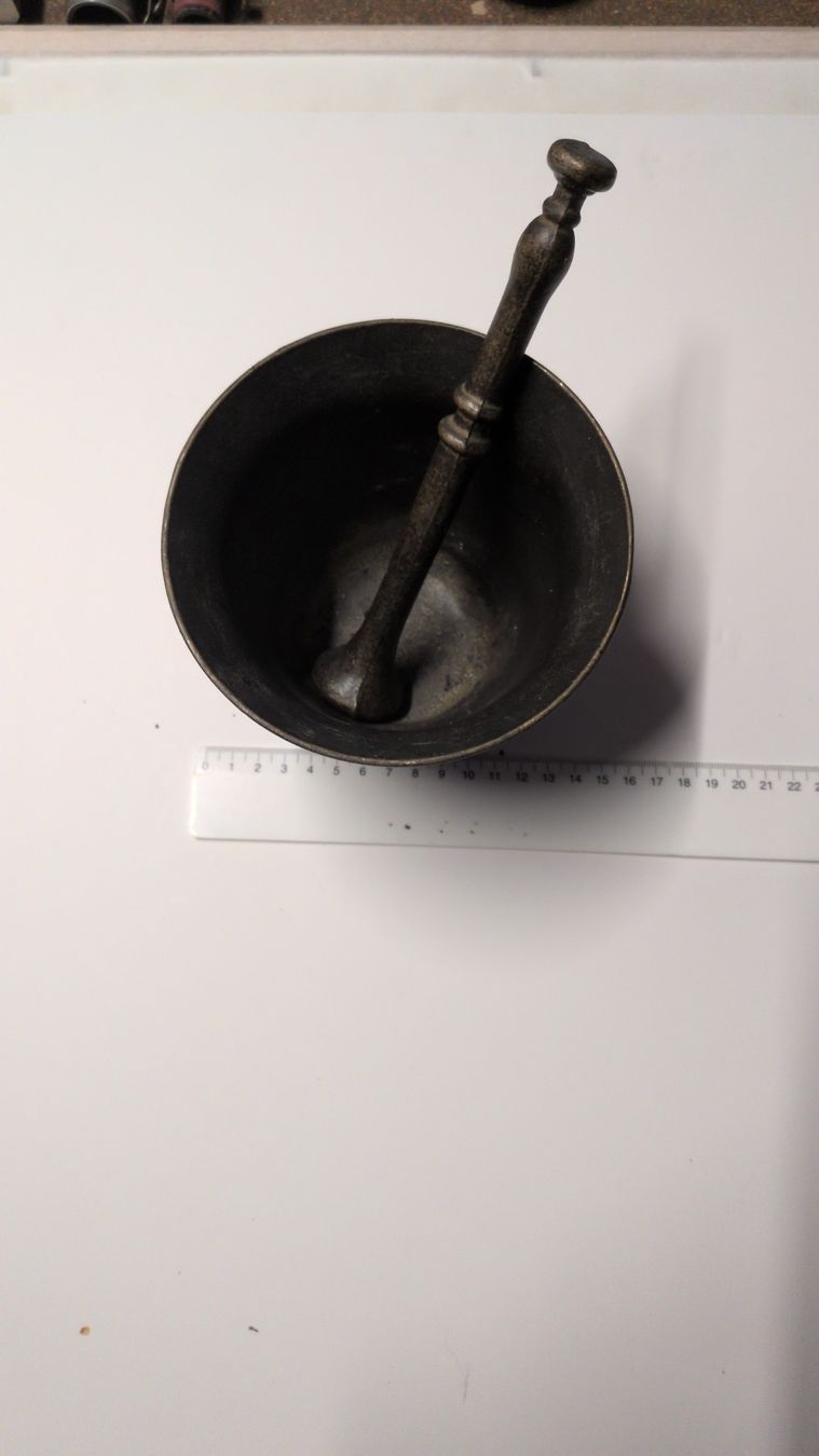 Autres pour cuisiner & mitonner: Mortier ancien avec pilon en bronze état correct – D'occasion à Noville par mod_928h
