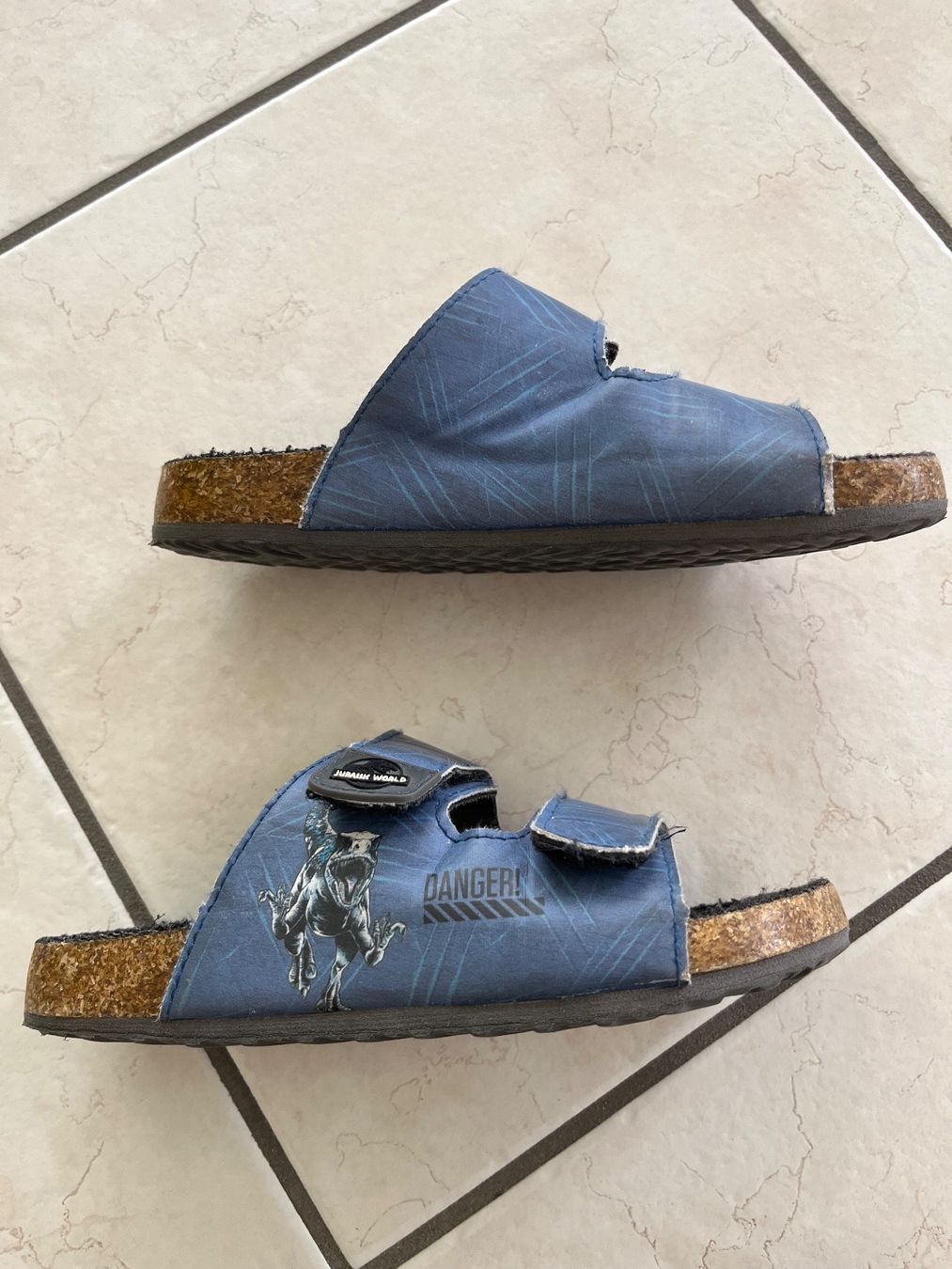 Schuhe für Jungen: Hausschuh JURASSIC WORLD Grösse: 30 – Gebraucht aus Zimmerwald von wuff81 1