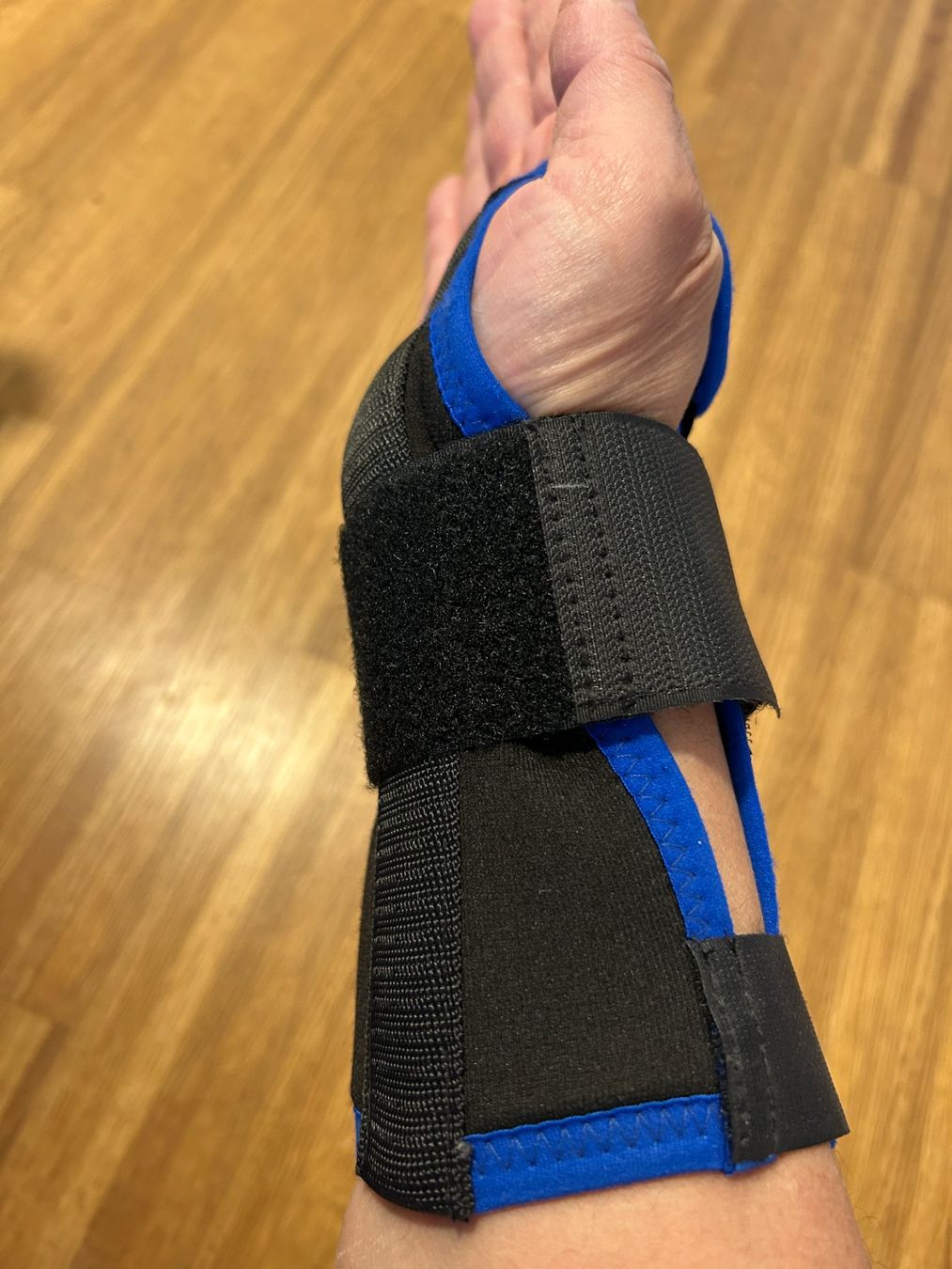 Guanti & manicotti: Stützender Handgelenk-Handschuh "DeRoyal" (Gr M) – Usato da Küsnacht ZH venduto da filo_fila8700 2