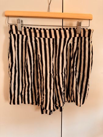 Kurze schwarz-weiss gestreifte Hose H&M 38