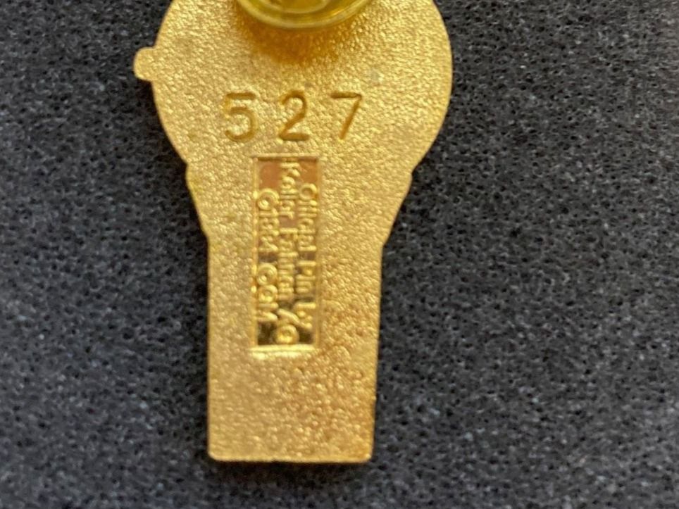 Placchette & Badge: PIN'S - SUISSE - MONTRE - VACHE ET FLEURS – Usato da Le Brassus venduto da cinema13 1