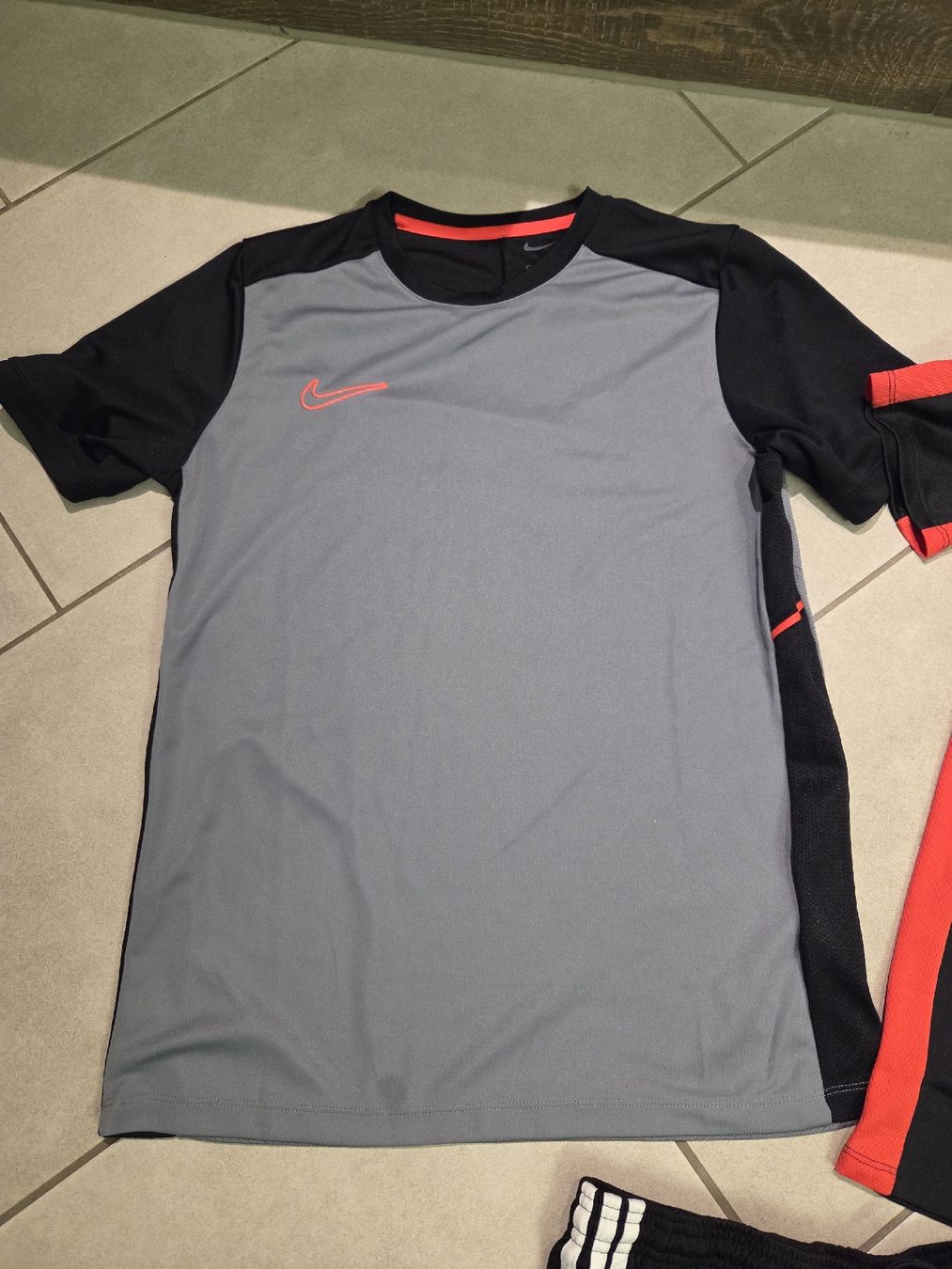 Lotti & Set di vestiti: Sport- Set Adidas/Nike Gr. 164 – Usato da Schlierbach venduto da smeralda1313 4