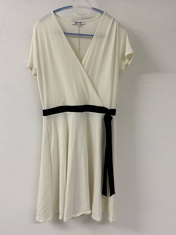 Vestiti: Weisses Kleid mit schwarzem Bändel, Gr 40 – Usato da Zürich venduto da mel_v8qp