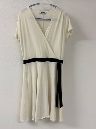 Weisses Kleid mit schwarzem Bändel, Gr 40