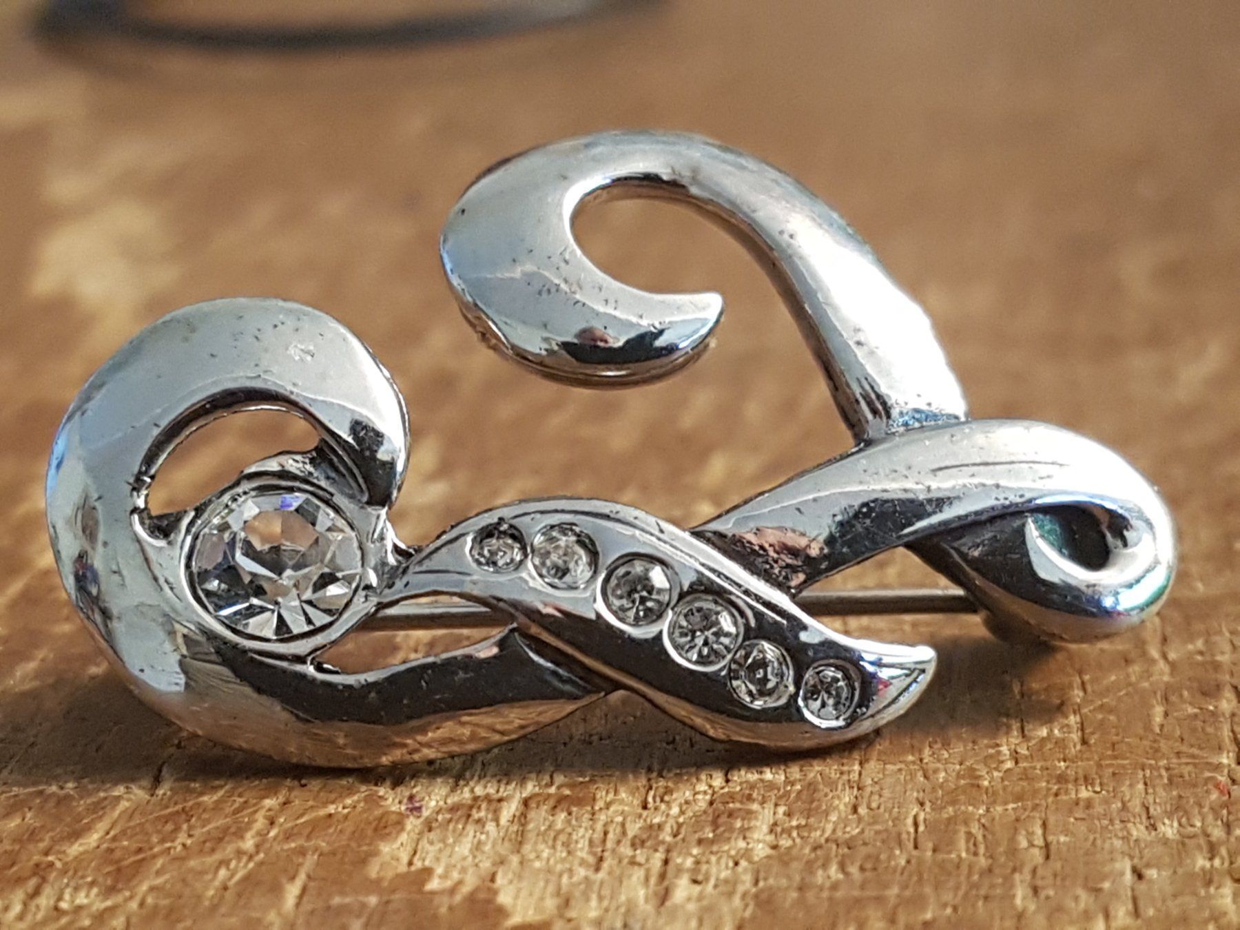 Spille & Fermagli: Brosche Monogramm J oder L ca. 3,5cm lang, facett. Steinchen – Usato da Ettingen venduto da Maranathatalitha 3