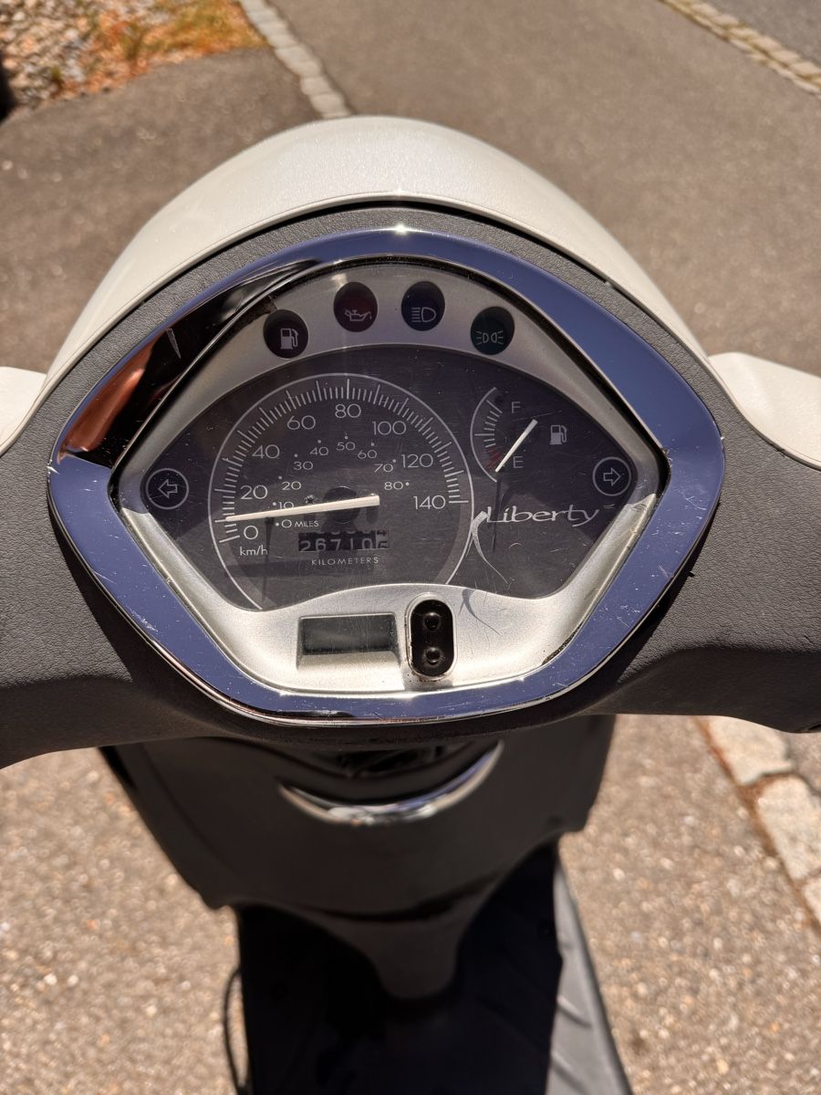 Piaggio Strasse: Piaggio Liberty 125 Roller Weiss – Defekt aus Ittigen von DoLaDoNeLu 4