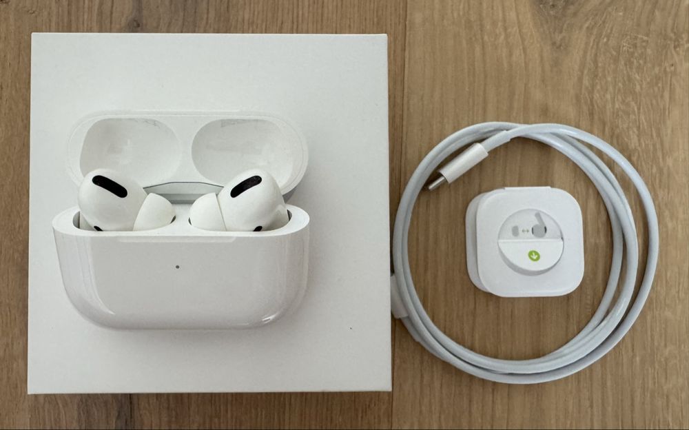 Apple AirPods Pro with Wireless charging Case 2