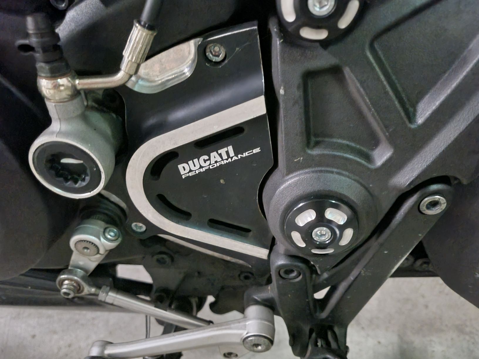 Ducati Tutti i ricambio per moto: Ducati Diavel / Ritzel-Abdeckung  – Usato da Adlikon b.Regensdf venduto da attila63 3