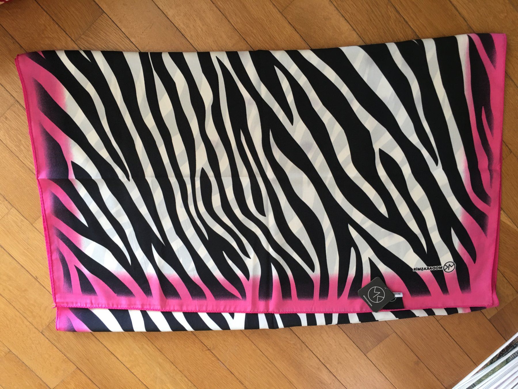 Foulard & Sciarpe: Wunderschöner Sarong, schwarz-pink,weiss – Nuovo e nell'imballaggio originale da Eich venduto da Jokove63