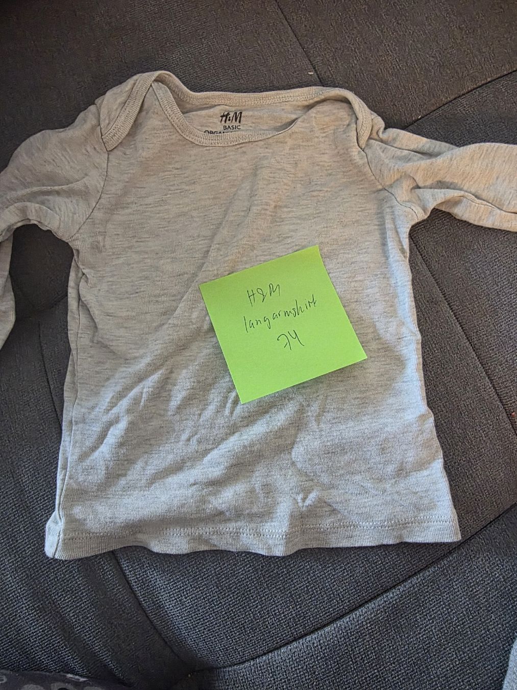 H&M Hemden, T-Shirts & Polos: H&M Baby Langarmshirt Gr. 74, grau – Gebraucht aus Brüttisellen von Miralaurea
