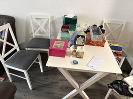 Jolie table cuisine et ses 4 chaises 