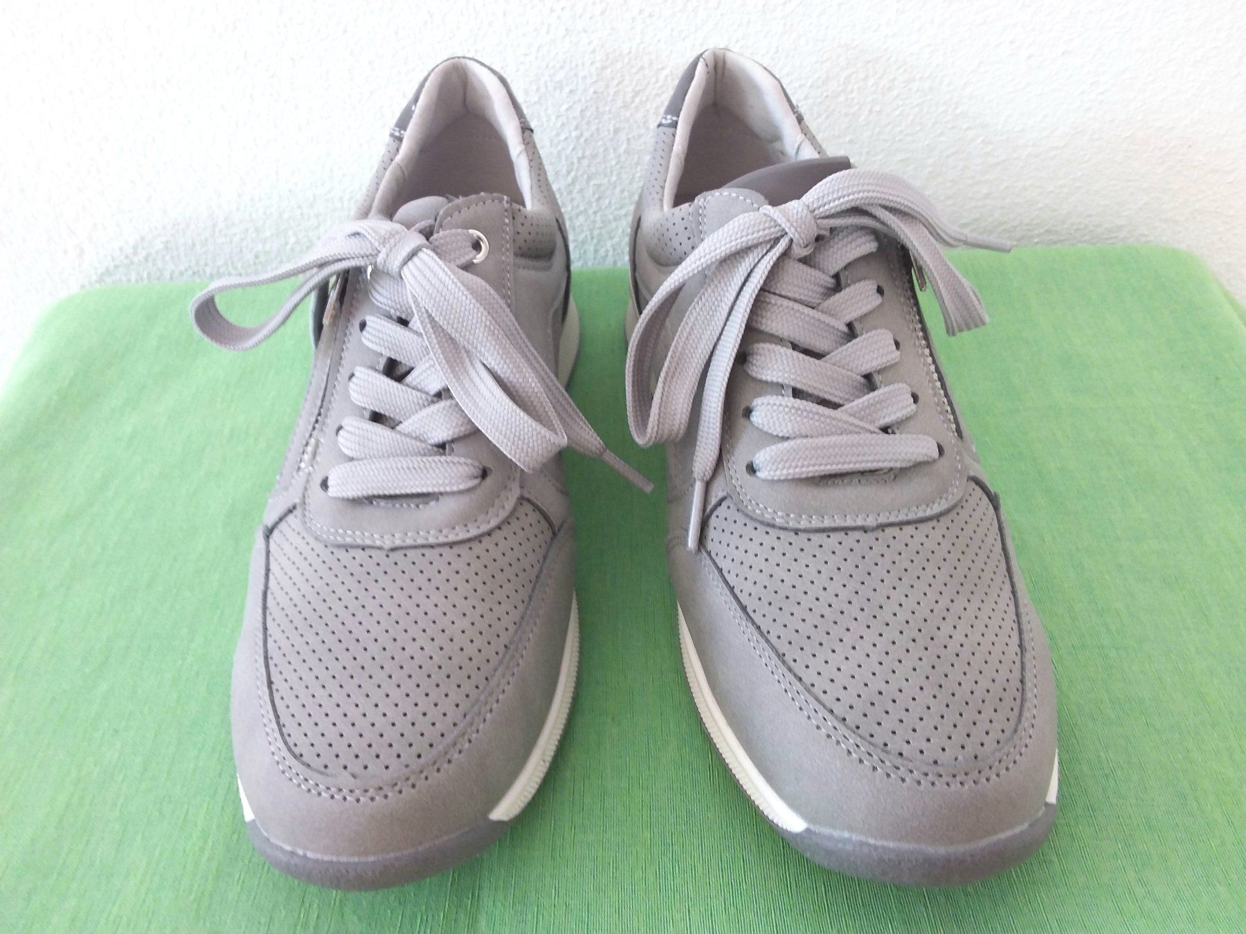 Scarpe da donna: NEUE  Sneakers, grau, Gr 40 – Usato da Uitikon Waldegg venduto da Risibisi7 2