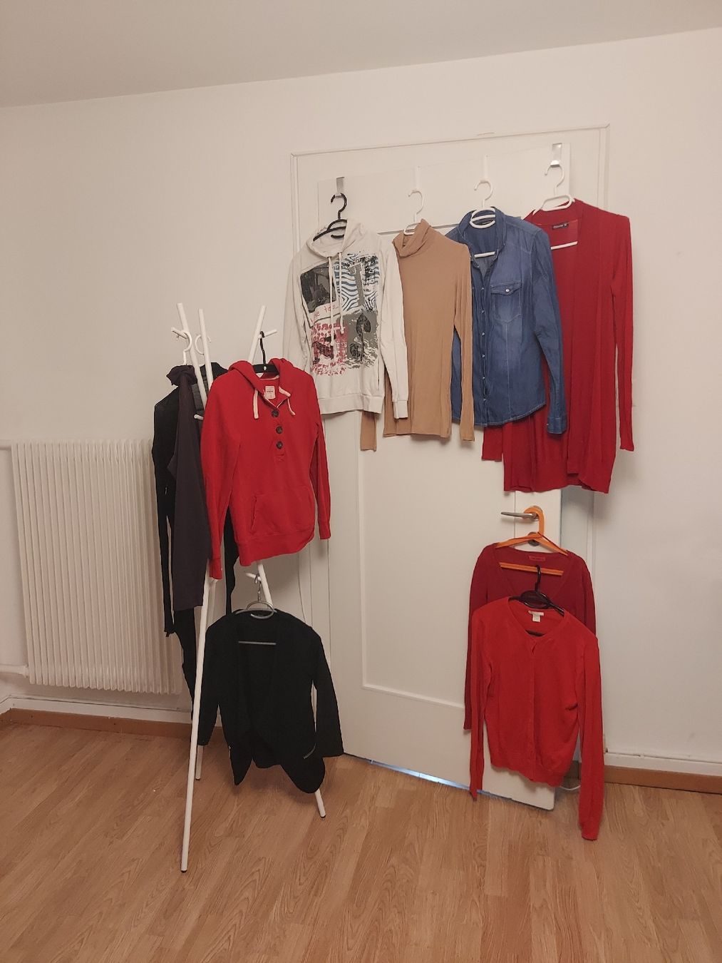 Lots de vêtements: 13 Oberteile – D'occasion à Biel/Bienne par mas_fx95