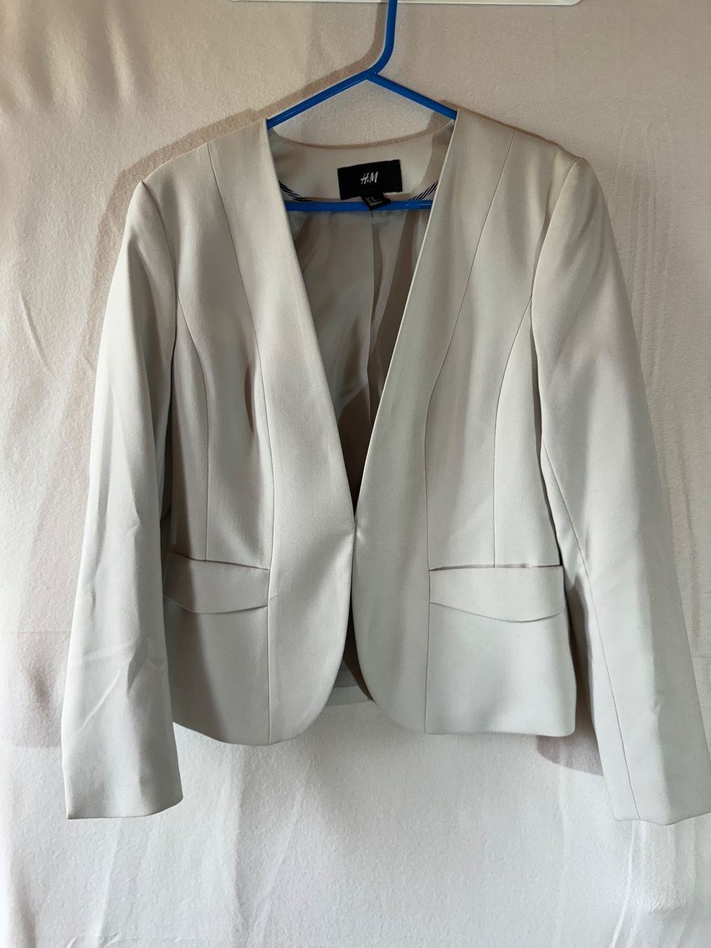H&M Giacche: Hellgrauer Blazer von H&M Gr. 40 – Usato da Grosswangen venduto da second_hand_dress