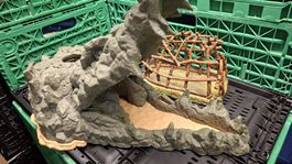 Krokodilkopf und Käfig zum Spielen mit Schleichtieren