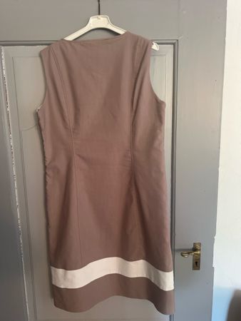 1 robe Armand Thiery taille. 42 beige selon photos