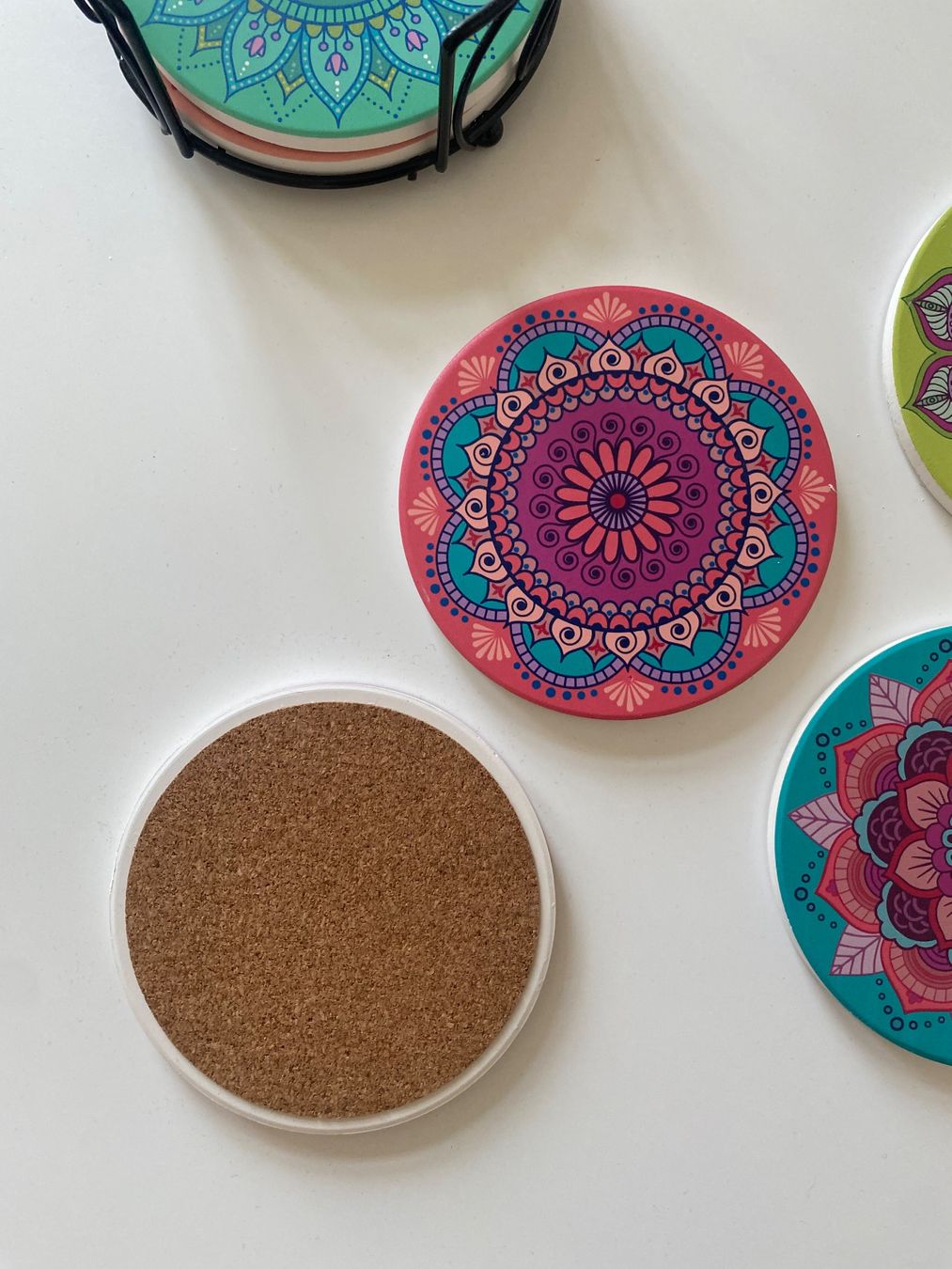 Sottobicchieri: Mandala Untersetzer Set mit Halter – Usato da Basel venduto da NormaJean01