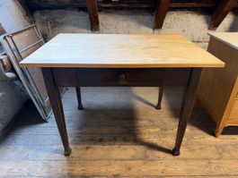 Alter Holztisch mit Schublade – Massivholz / Vintage