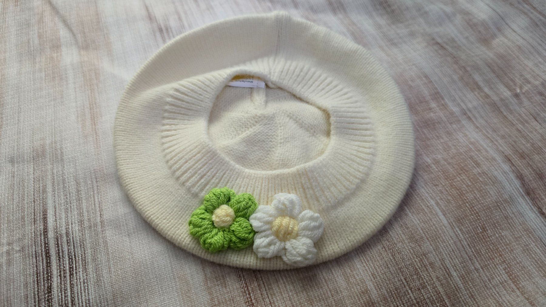Altro abbigliamento per bambino: 👣 Süsses Strick-Barett mit Häkel-Blumen – Nuovo (secondo la descrizione) da Thalwil venduto da VitaMini 1