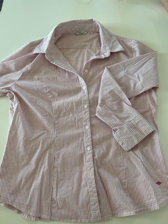 Chemise à rayures rouges et blanche