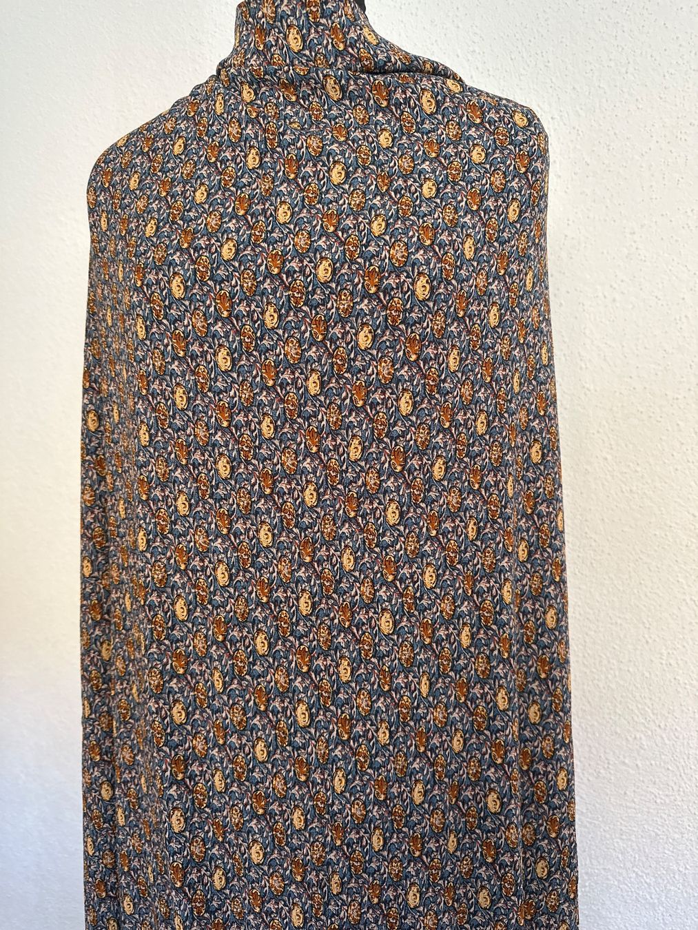 Stoffe: Baumwollstoff mit Blumenmuster 2,5m x 1,1m – Neu (gemäss Beschreibung) aus Bad Zurzach von Anabenae