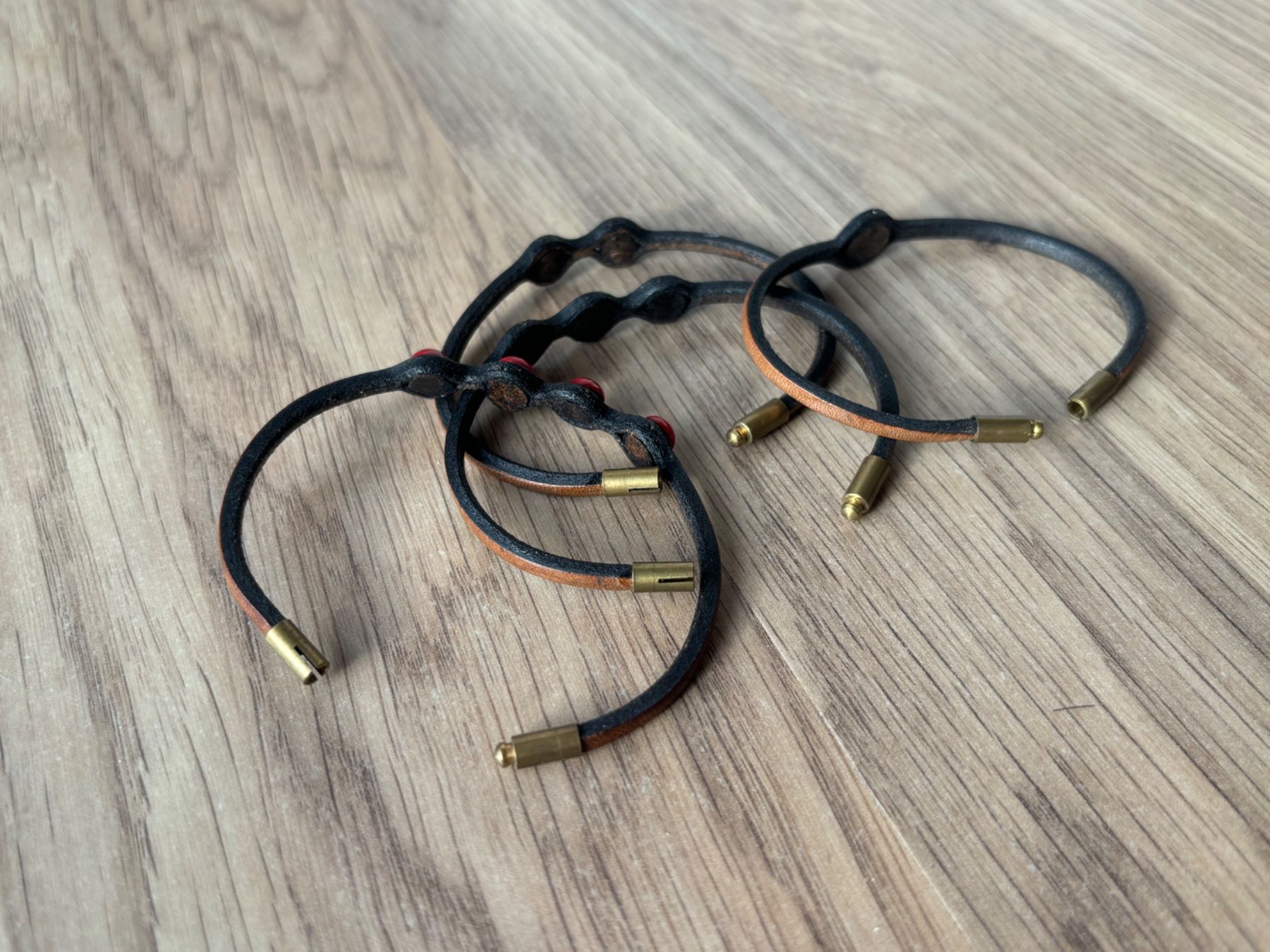 Bracciali & Braccialetti: Set of leather bracelets – Nuovo (secondo la descrizione) da St-George venduto da elena27 3