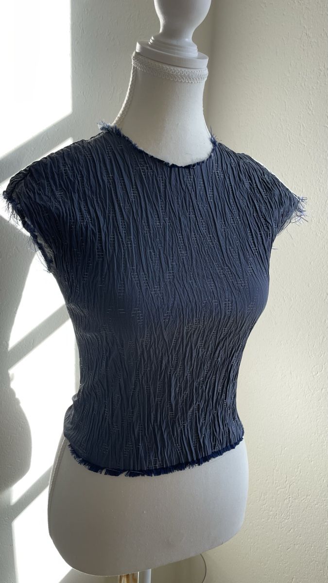 Top: Wrinkle blue top- Kata Haratym Sample – Usato da Meilen venduto da KatKatHar