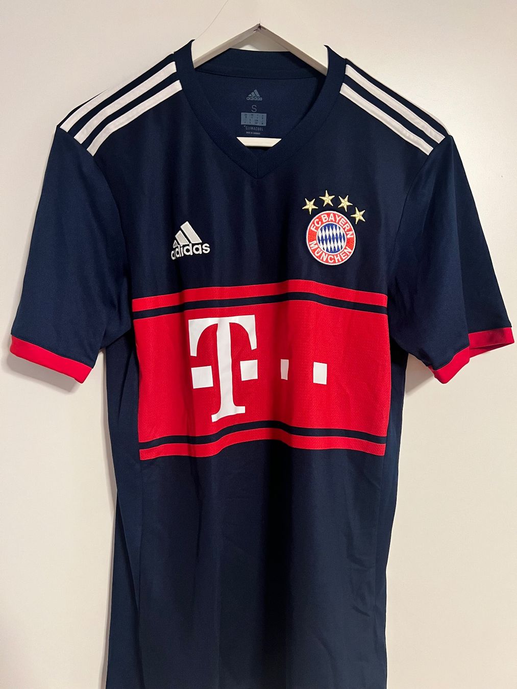 Canottiere & Pantaloni: FC Bayern München | 2017-18 | Auswärts – Nuovo (secondo la descrizione) da Boll venduto da urrasair