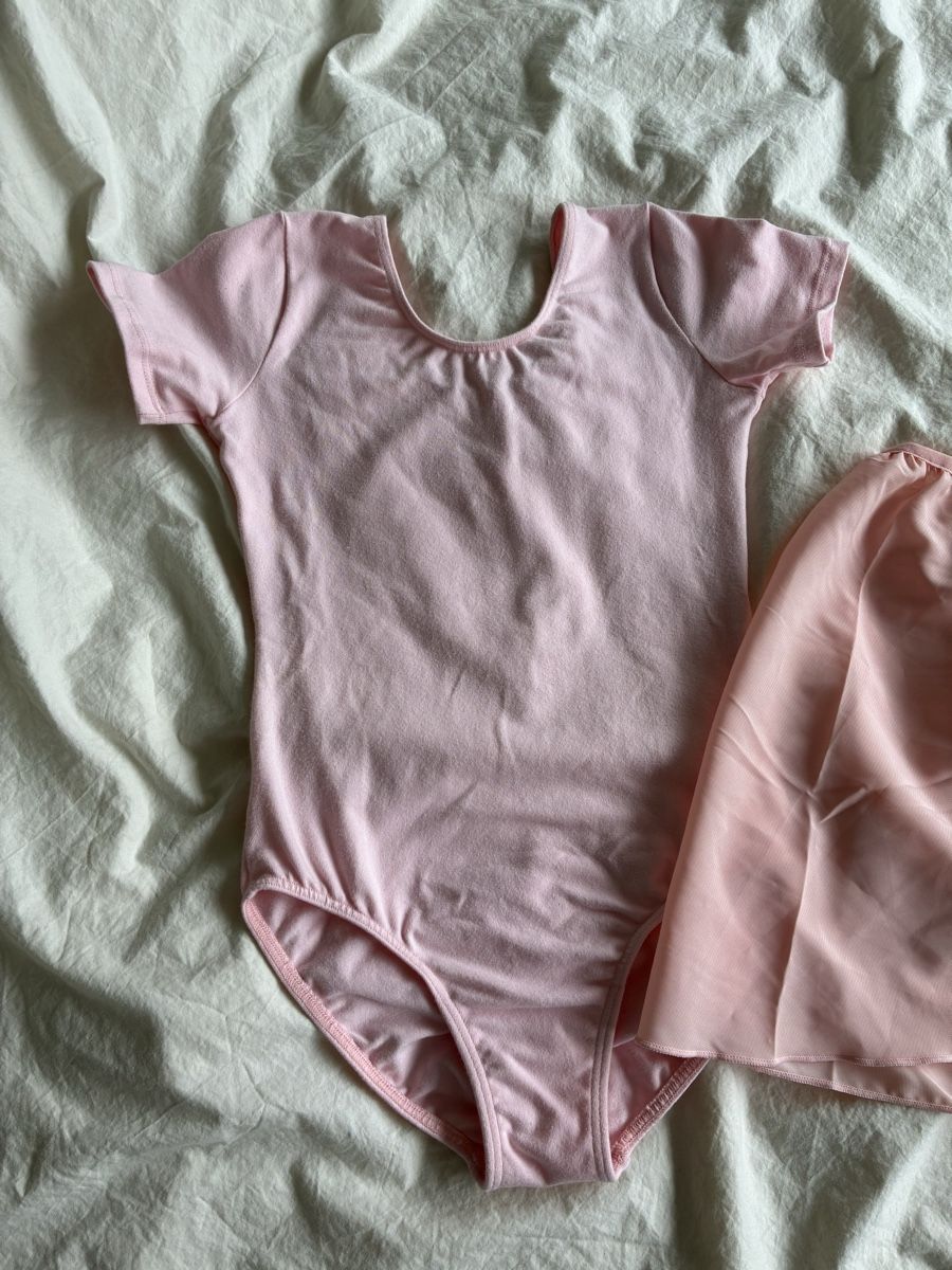 Lotti & Set di vestiti: Rosa Ballett Leotard mit Rock  – Usato da Bern venduto da wisemagpie 2