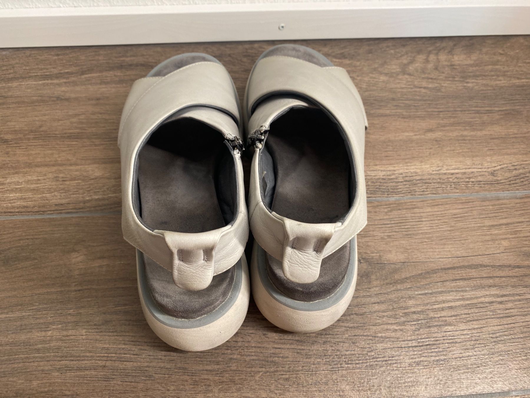 Lofina Damenschuhe: Lofina Sandalen grau Gr. 37 – Gebraucht aus Arlesheim von san_w9vr 8