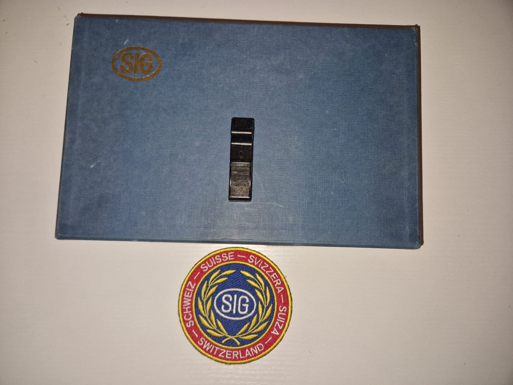Schweizer Armee Armi bianche: blaue Kartonbox Ladehilfe und Patch Sig P210 – Usato da Hasle b. Burgdorf venduto da mir_qk9d