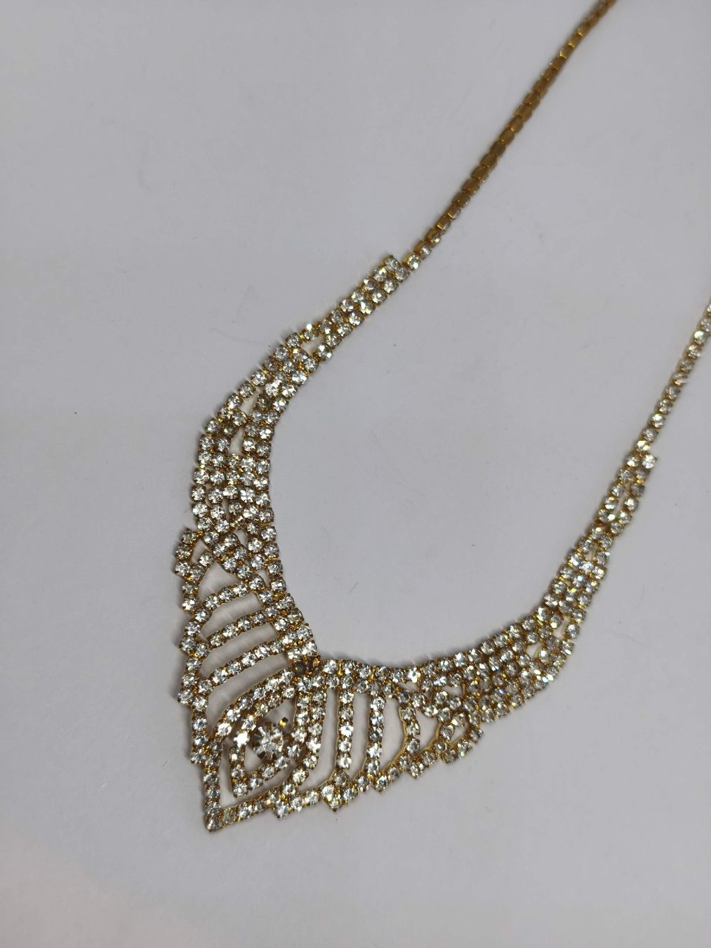 Ketten: Funkelnde Halskette, Modeschmuck, Goldfarben & Strass. – Defekt aus St. Gallen von GIULESGG 4
