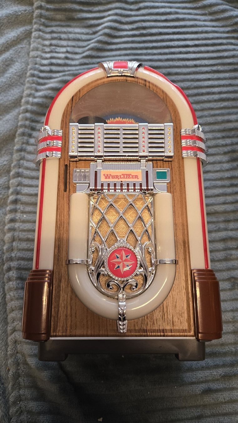 Jukebox: Kleines Jukebox Modell mit 5 Mini-Kassetten  – D'occasion à Uzwil par BrokiFloh