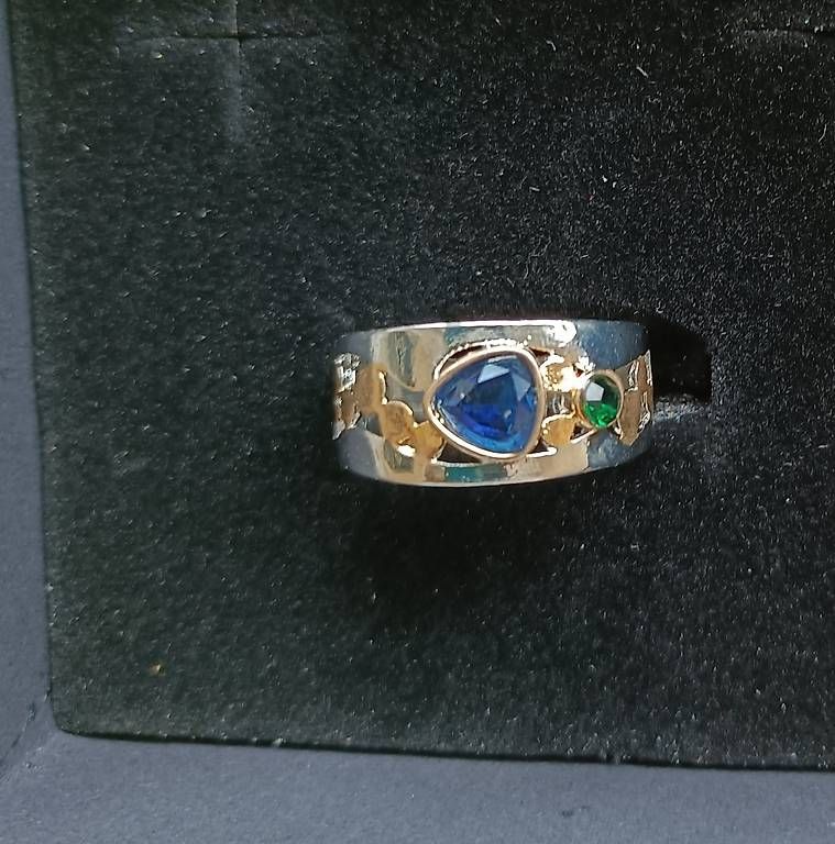Bagues: Modeschmuck-Ring mit Saphir-und Smaragd- IMMITATIONSsteinen – D'occasion à Wettingen par VO40 1