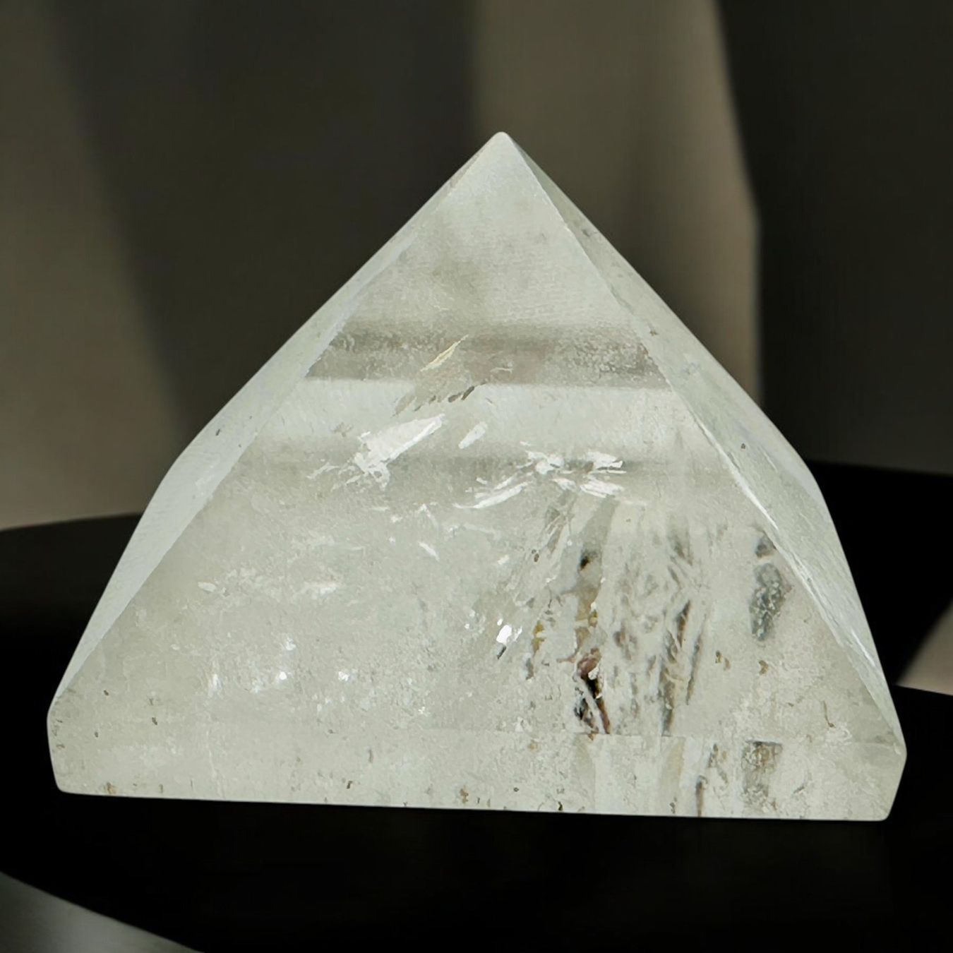 Mineralien & Heilsteine: Pyramide de cristal de roche, pierre naturelle – Gebraucht aus Morges von Auct