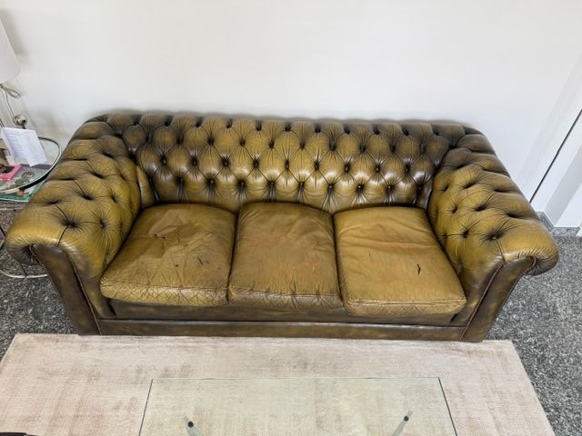 Chesterfield Divani: Original Chesterfield Sofa – Usato da St. Niklausen LU venduto da WechslerGabriella