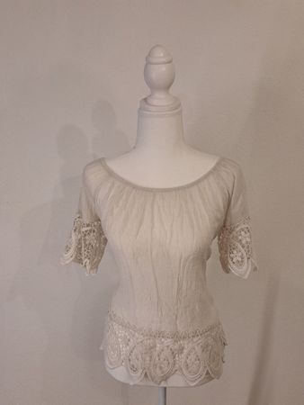 Schönes Sommertop mit Spitze, beige