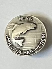 Plaketten & Abzeichen: KNOPFLOCHABZEICHEN ANGELFISCHER-VEREIN BERN – Gebraucht aus Basel von lagavulin02