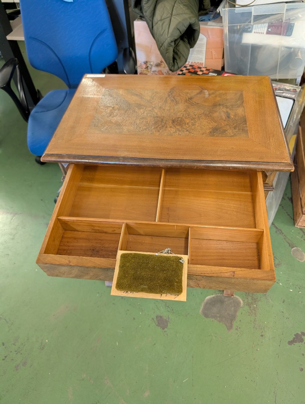Tavoli: Antikes Biedermeier-Tischchen mit edlem Wurzelfurnier – Usato da Pratteln venduto da Cartonsducoeur_bl 2
