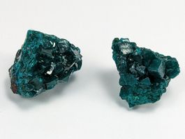 Dioptas Rohsteine 22mm 2Stk. 14g. mit Kristallen bis 5mm