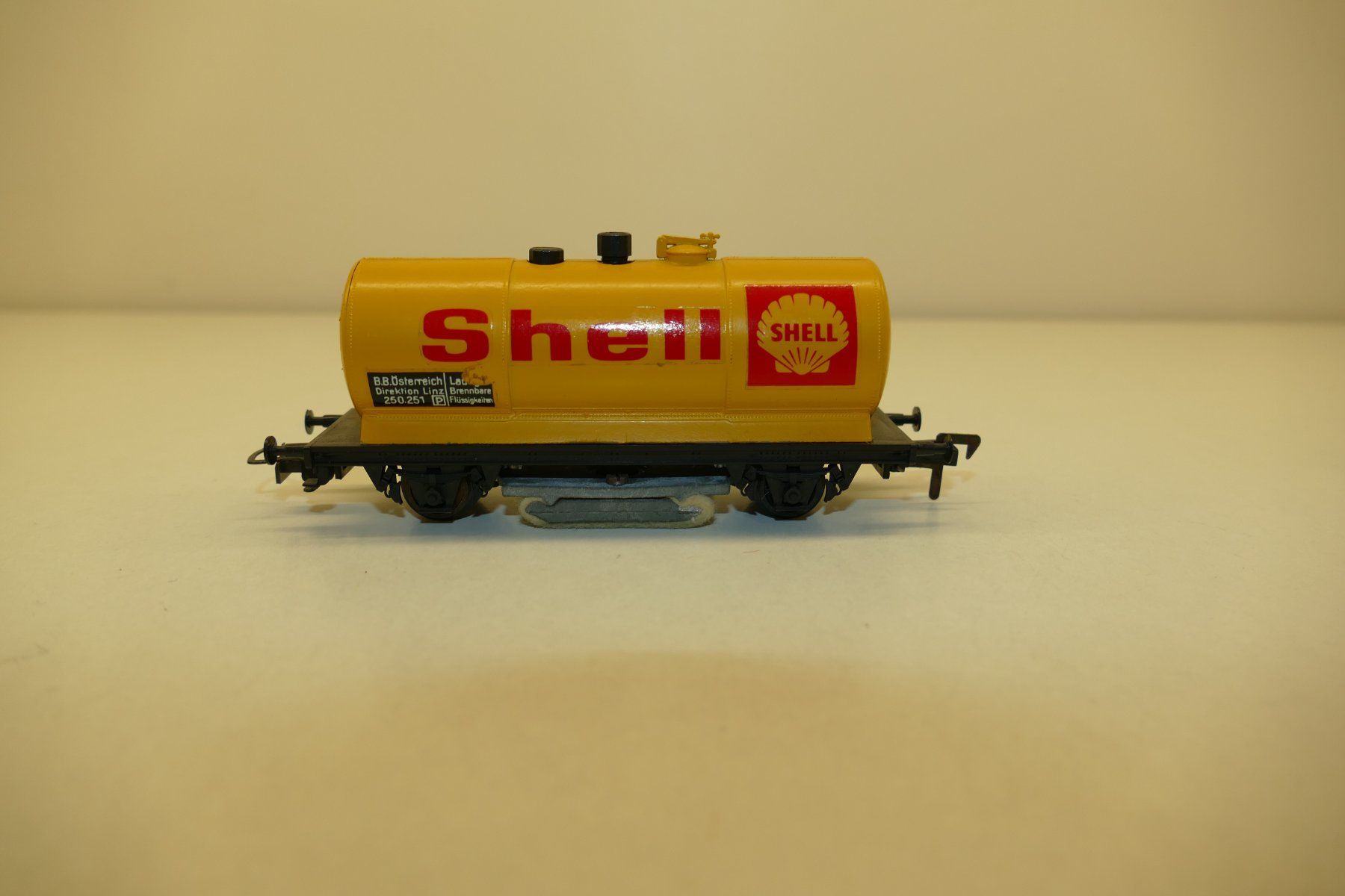 Liliput Modelleisenbahnen: Liliput H0: ÖBB Kesselputzwagen Shell – Gebraucht aus Niederhasli von rail-duerst 3