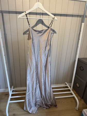 Abendkleid seidig glänzend silber neu ZARA