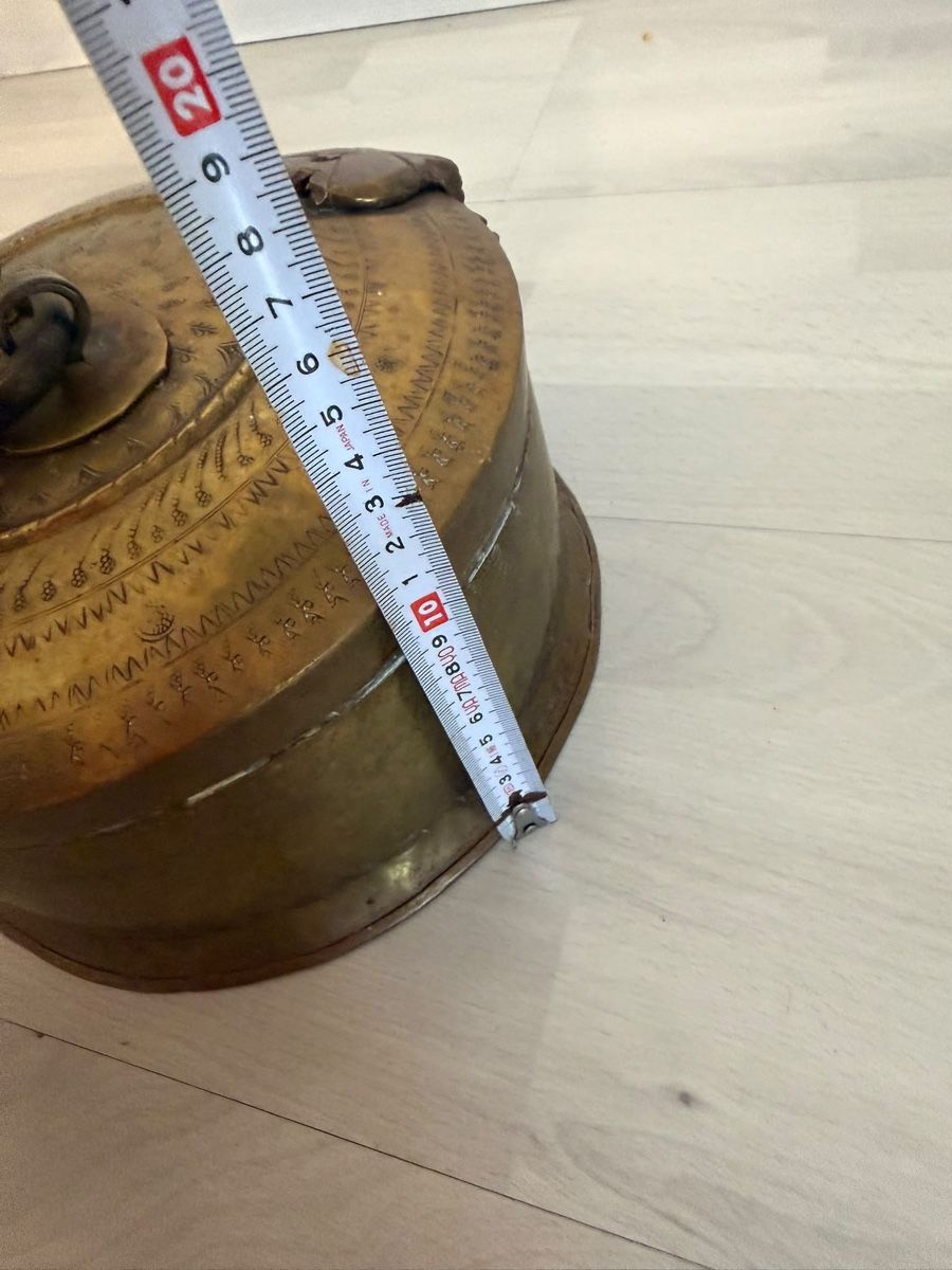 Alle Dekorationen: Messingdose rund antik mit Gravur 20 cm Durchmesser – Gebraucht aus Sursee von Fion 6