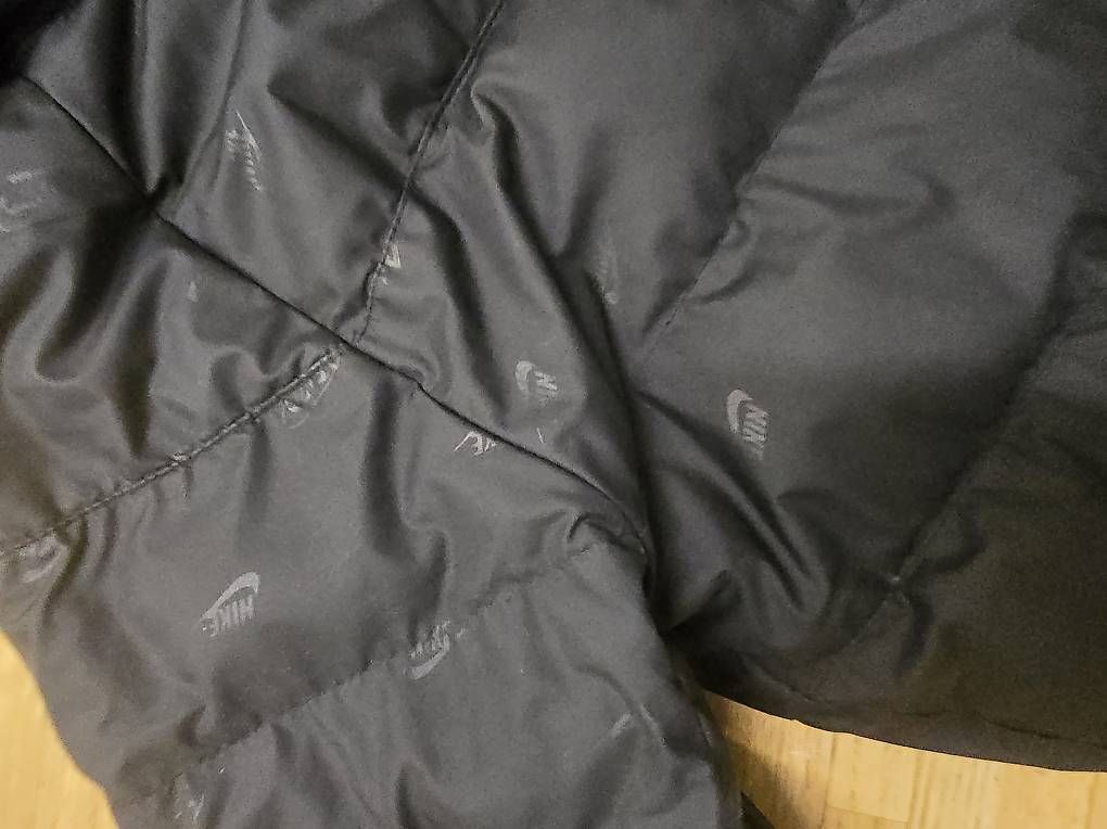 Giacche: Nike Winterjacke Schwarz – Usato da Herisau venduto da and_zky9