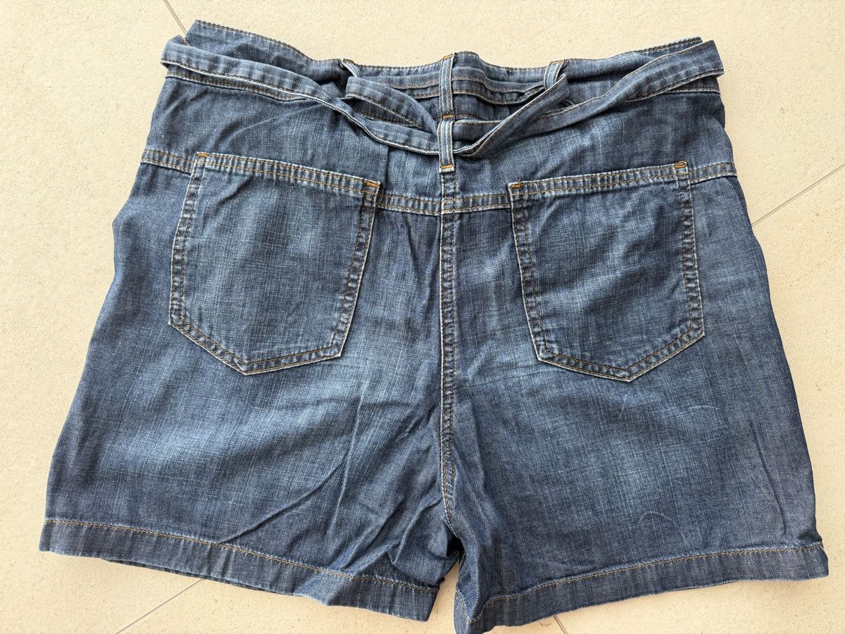 Kookai Pantaloni: KOOKAÏ Shorts aus Jeans Gr 38 – Usato da Zug venduto da kow_6xr6 2