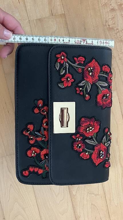 Borse da donna: Tasche schwarz/rote Blumen – Usato da Volketswil venduto da oli_l2zq 4