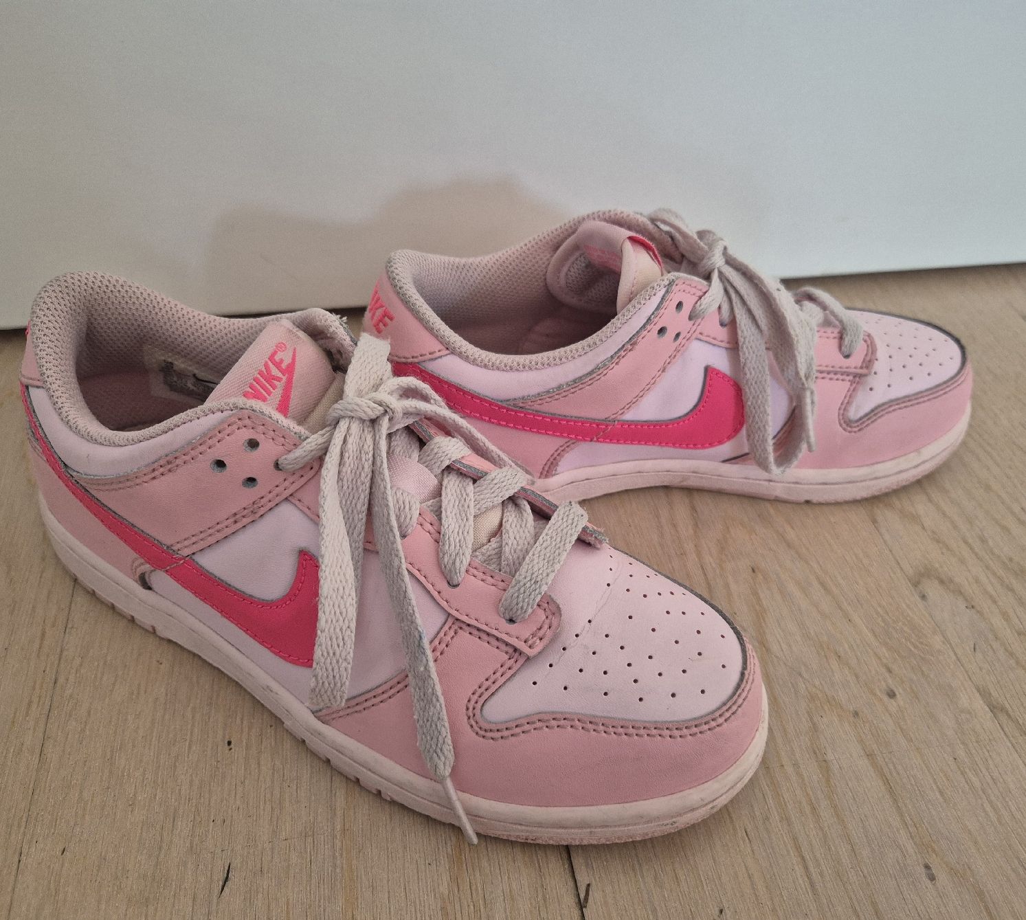 Nike Scarpe per ragazze: Schöne Nike Sneakers Gr. 35 – Usato da Aeugst am Albis venduto da miizli 1