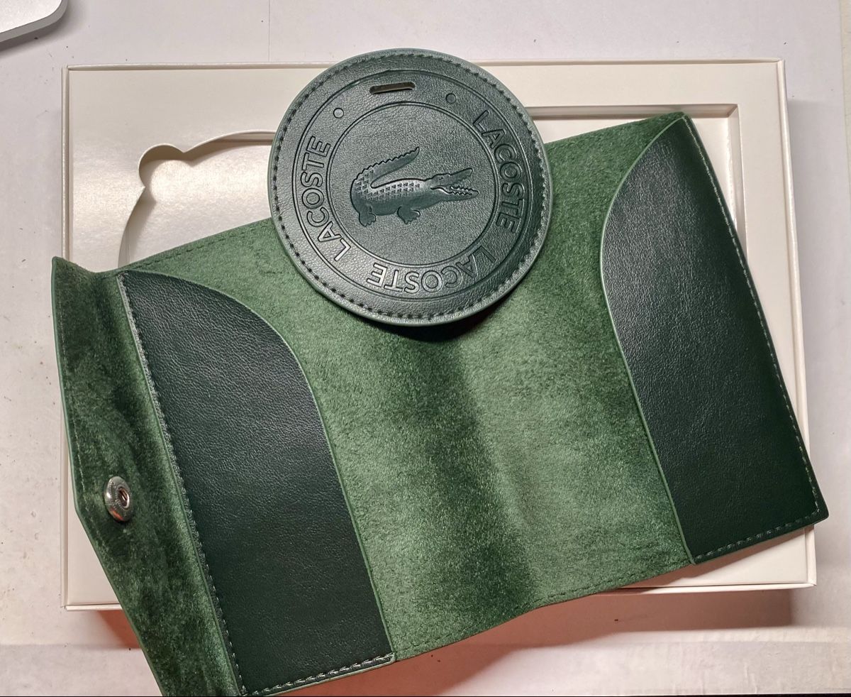 Lacoste Portefeuilles: LACOSTE set d’identité de voyage – Neuf avec emballage d'origine à Montagny-la-Ville par SecondA6Heuer 1